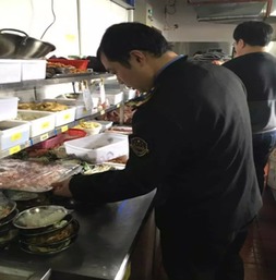 新城區(qū)食品藥監(jiān)局全力開(kāi)展餐飲服務(wù)環(huán)節(jié)鮮肉及肉制品專項(xiàng)稽查行動(dòng)