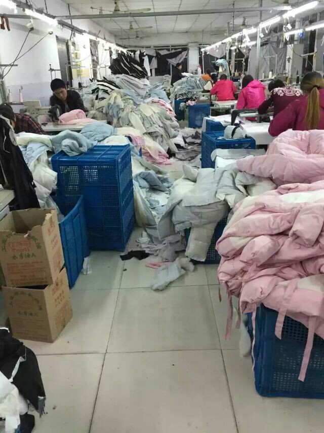 冬季熱銷 新款羽絨服趕工忙，廠家直銷品質與價格雙優